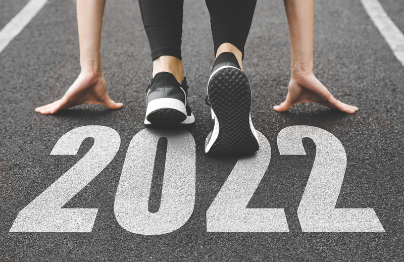 Runner taking position on pavement with the year 2022 on the pavement